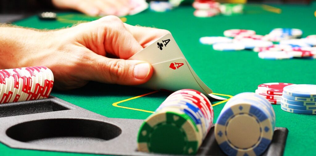 Poker là gì? Luật chơi của bài Poker sẽ như thế nào?